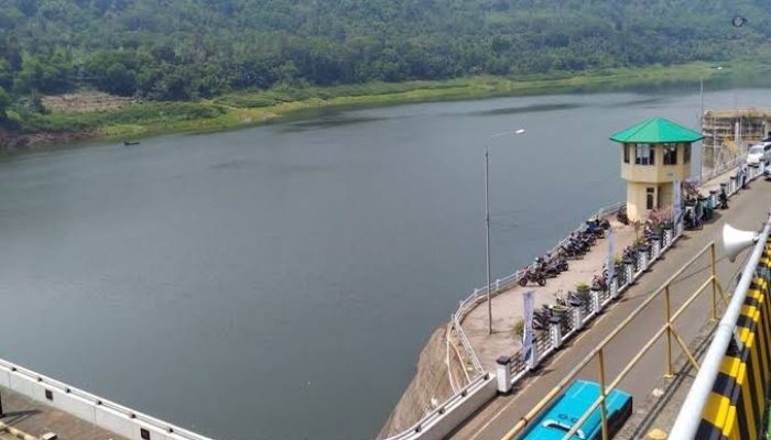 Pak Jokowi Meresmikan Pembangkit Listrik Tenaga Surya PLTS terapung Cirata