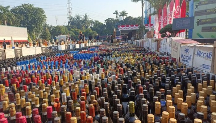 Bea Cukai Musnakan Belasan Juta Batang Rokok dan Ratusan Ribu Botol Miras