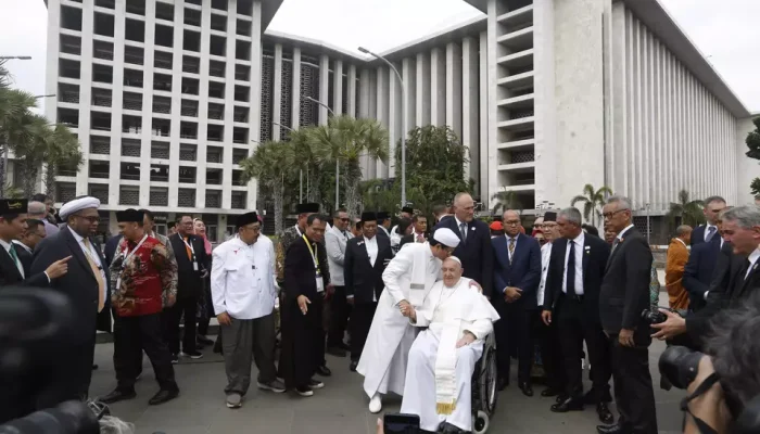 Inilah Momen Imam Besar Masjid Istiqlal Mencium Kening Paus Fransiskus