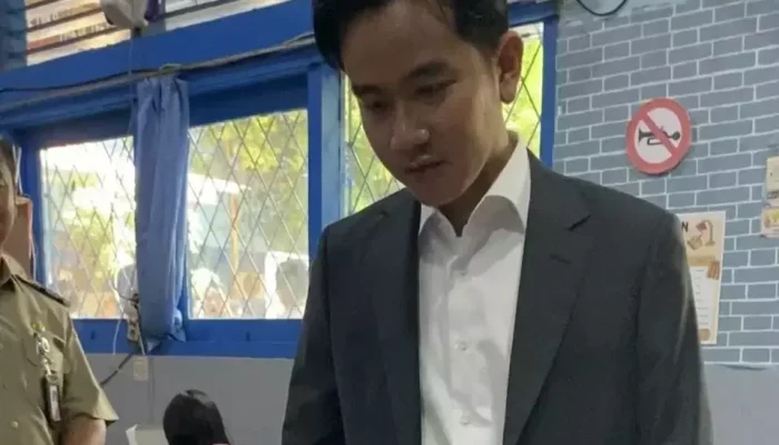 Wapres Gibran Bagi Makanan Bergizi Gratis di SDN 3 Menteng, Jakarta